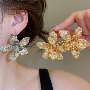 Vintage European Style Hammered Iron Flower Stud Earrings For Women