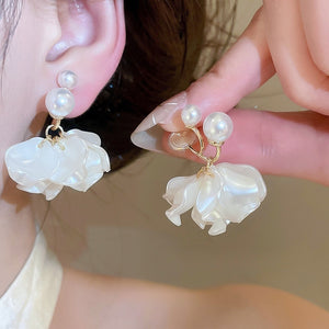 French Vintage Floral Petal Faux Pearl Clip-on Earrings Elegant Luxury Niche Design
