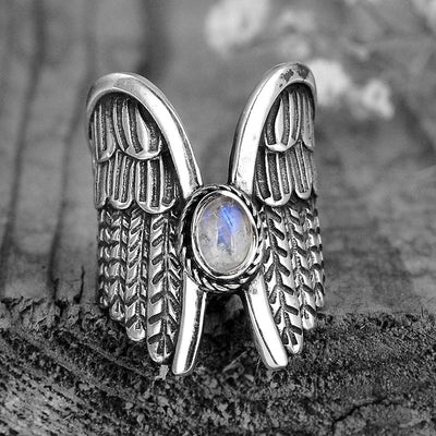 古银色天使翼戒指 front view showing textured antique-silver-tone wings framing an oval iridescent stone