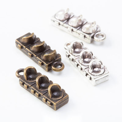 Overview of traffic light connector charms in the available designs and finishes
