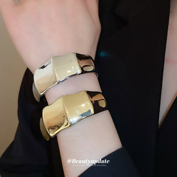 Seventeen Mixed Gold Or Silver Wave Openwork And Wide Cuff Bracelets