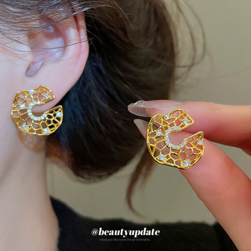 Openwork Crystal Swirl Stud Earrings With Polished Metal Tone Details