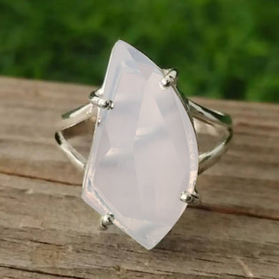 Outdoor display of irregular milky stone four-claw silver ring