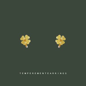 Pale Green Four-Leaf Flower Stud Earrings Pearl Tip