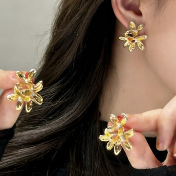 Gold Tone Sculpted Flower Cluster Stud Earrings Decorative Jewelry