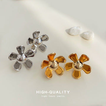 Metal Daisy Flower Stud Earrings Gold Silver Two Colors