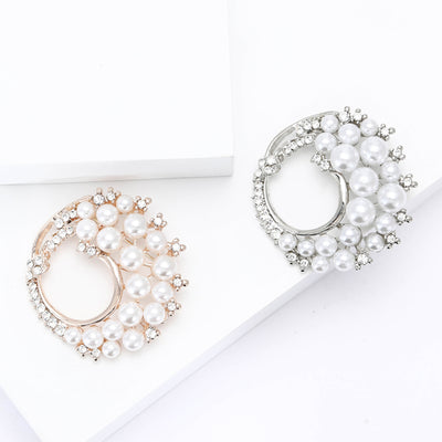 Front view of the pearl cluster wreath brooch in silver and rose gold brooch and its color options