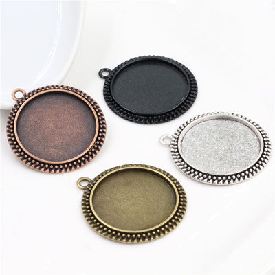 Round pendant tray settings showing the overall assortment