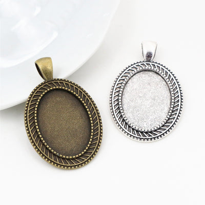 Oval pendant tray settings showing the overall assortment