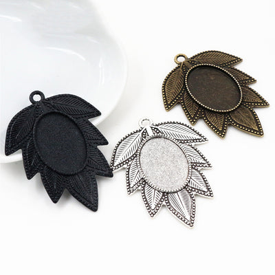 Maple Leaf Oval Pendant Tray assortment overview