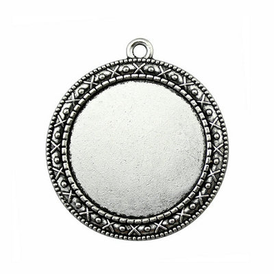 Patterned round pendant setting front view on a white background