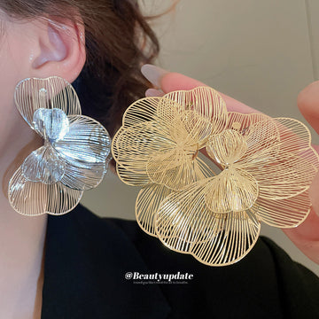 Wire Petal Flower Stud Earrings with Reflective Details