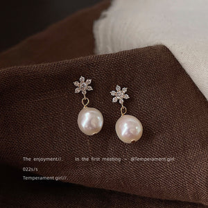Gold-Tone Snowflake Stud Earrings with an Irregular Pearl Drop