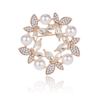 Front product view of the rosette ring with pearls and diamonds