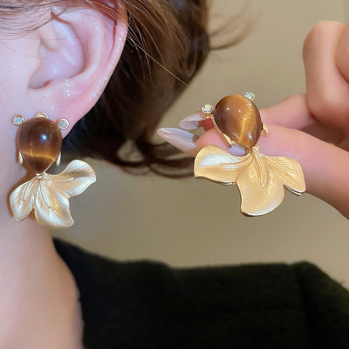 Maillard Style Alloy Resin Rhinestone Goldfish Stud Earrings, New Chinese Retro Light Luxury Jewelry
