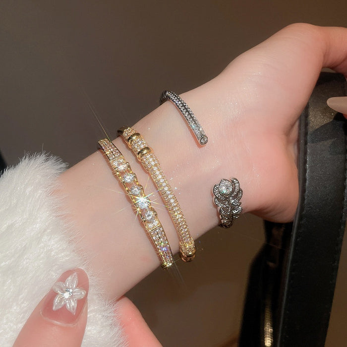Gold Plated Copper Zircon Leaf Hollow Buckle Bangle For Women Light Luxury Everyday Jewelry
