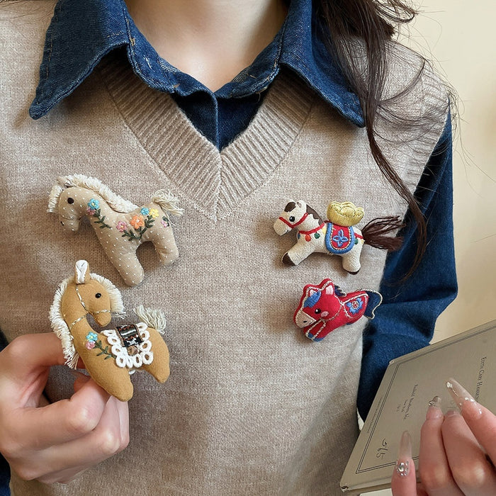 Light Luxury Fabric Flower Horse Brooch With Gold Ingot Zodiac Pin For Women's Fashion Apparel