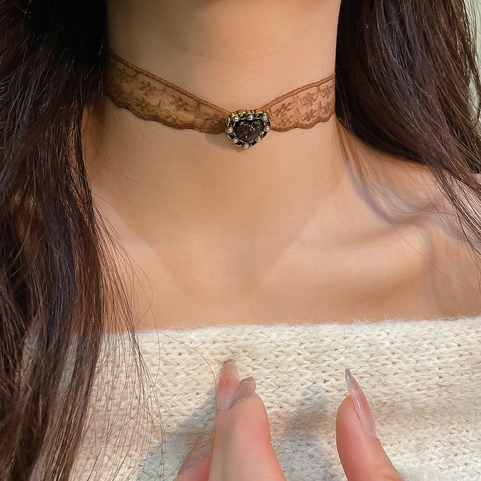 French Vintage Lace Resin Heart Pendant Necklace For Women Light Luxury Clavicle Chain