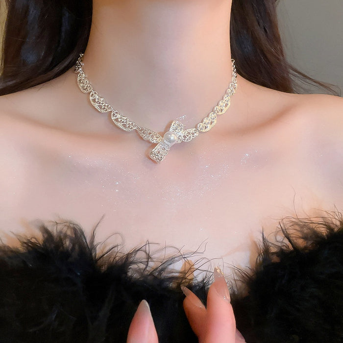 Korean Style Alloy Wrinkled Bow Pearl Choker Necklace Light Luxury Minimalist Collarbone Chain