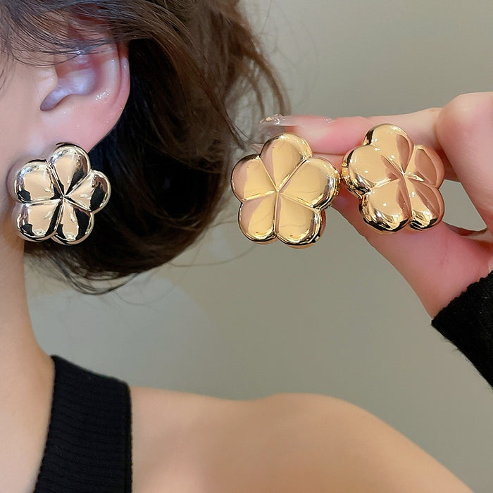 Light Luxury Iron Flower Stud Earrings With Smooth Metal Finish And Rhinestone Accent
