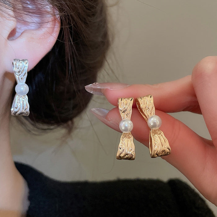 Copper Crinkled Metal Bow Pearl Stud Earrings For Women, Light Luxury Versatile Niche Design