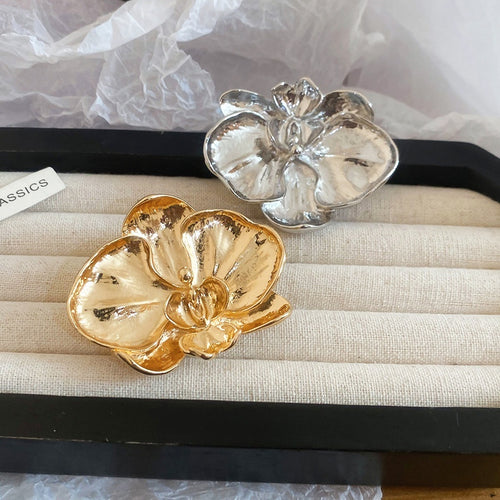 European American Metal Flower Brooch Retro Light Luxury Suit Pin Fashion Accessory