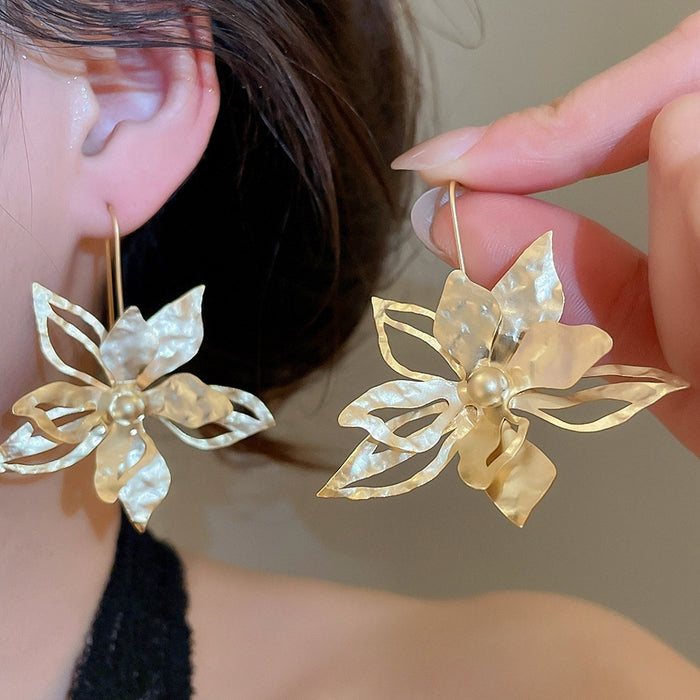 Vintage Hollow Flower Metal Hook Drop Earrings For Women, Light Luxury Niche Style