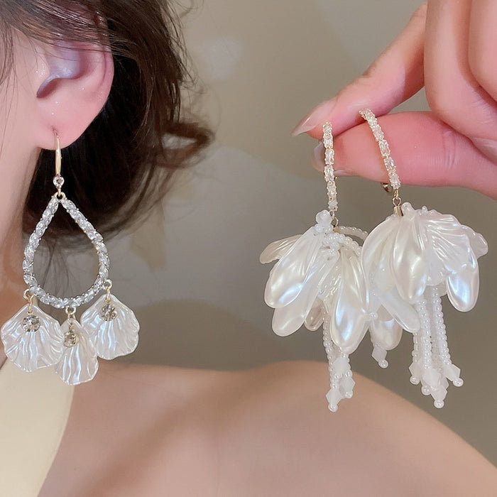 French Vintage Alloy Flower Pearl Stud Earrings Light Luxury Elegant Floral Jewelry For Women
