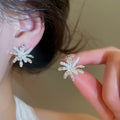 18K Gold Plated Copper Flower Pearl Clip-on Earrings Minimalist Light Luxury Non-Pierced Jewelry view 3