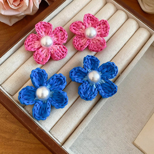 Raffia Flower Faux Pearl Stud Earrings Elegant Beach Vacation Style Silver Needle Jewelry