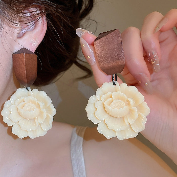 2026 New Carved Resin Flower Stud Earrings Vintage OL Style Niche Designer Ear Jewelry
