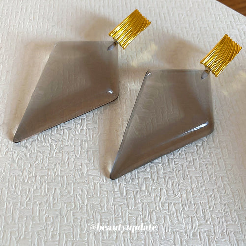 Vintage Hong Kong Style Striped Resin Rhombus Stud Earrings Geometric Pointed Cone Fashion Design