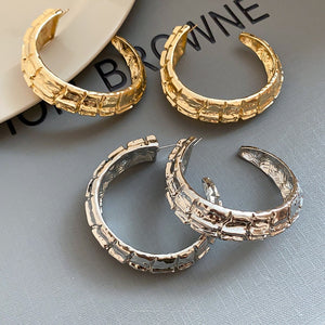 2026 New Metal Wrinkled C Shape Stud Earrings With Silver Pins European Geometric Elegant Design