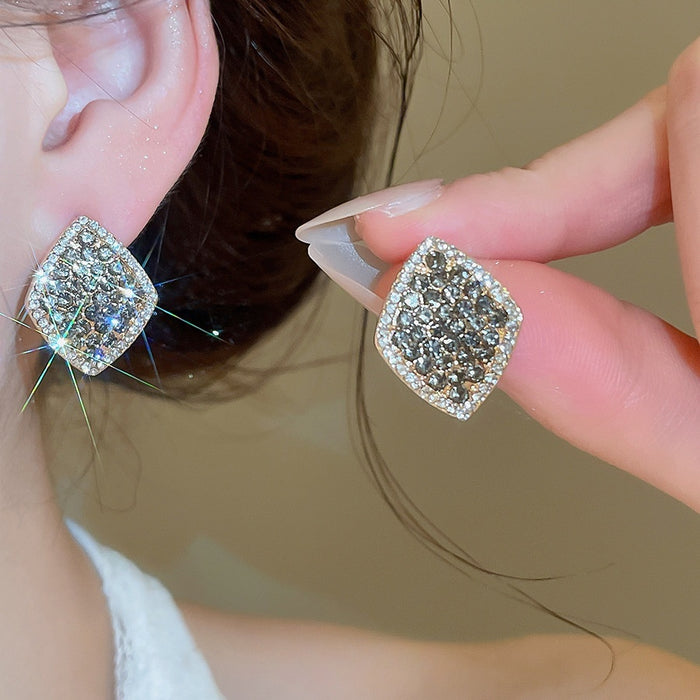 Alloy Full Rhinestone Twisted Diamond Stud Earrings Light Luxury Vintage Banquet Jewelry