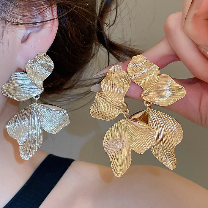 European American Style Alloy Leaf Texture Pendant Drop Earrings With Silver Pins For Women