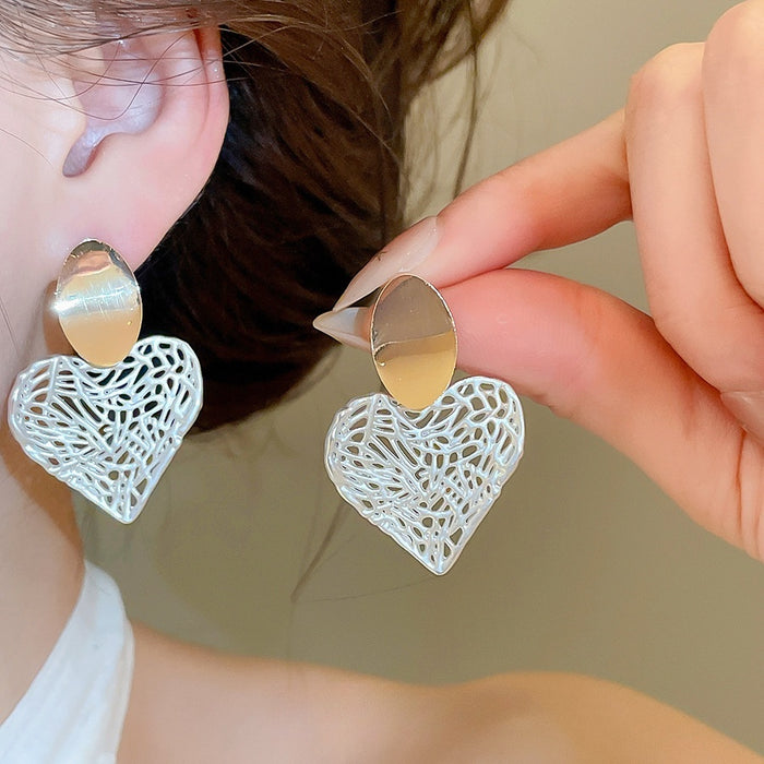 Alloy Heart Hollow Round Stud Earrings Light Luxury OL Style Minimalist Fashion Jewelry