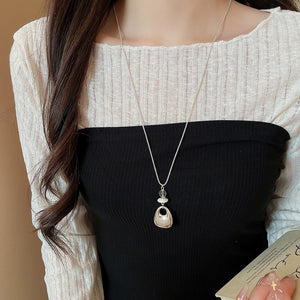 Old Money Style Alloy Oval Geometric Smooth Crystal Pendant Necklace With Korean Fashion Design