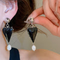 Vintage Style Resin Heart Pearl Stud Earrings With Silver Needles And Glossy Enamel Design view 1