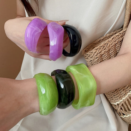 Vintage Irregular Acrylic Bangle Modern Minimalist Round Vacation Style Bracelet