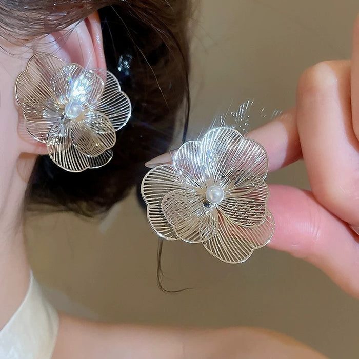 Iron Hollow Flower Pearl Clip-on Earrings Minimalist Light Luxury Floral Ear Jewelry For Women