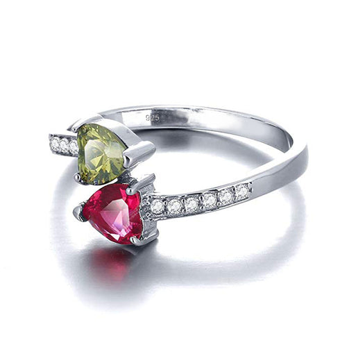 Lifestyle view of 银色双色双心 ring