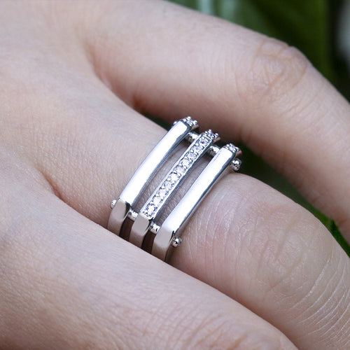 Lifestyle view of 银色黑边长方镂空 ring