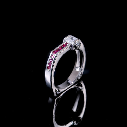 Lifestyle view of 银色玫红排石 ring