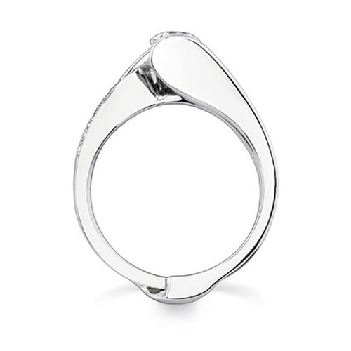 银色双层交叉戒指 alternate angle showing two crossing silver-tone curves with a raised clear stone cluster