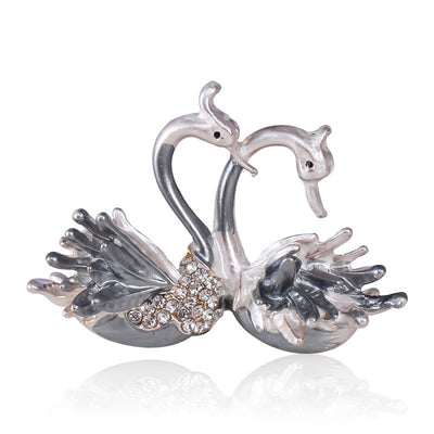 Front view of Double Swan brooch
