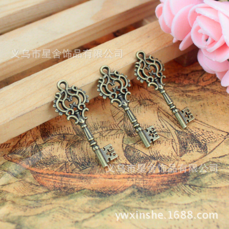 Vintage Patterned Key Alloy Charm Pendant 32x12mm