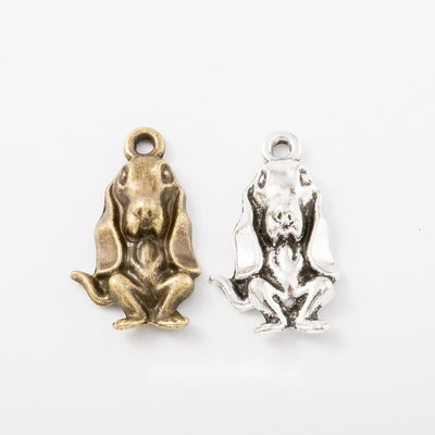 Finish comparison of 坐姿长耳犬 charm on a white background