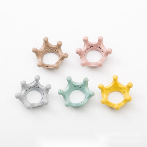 Finish comparison of 彩色镂空皇冠 charm on a white background