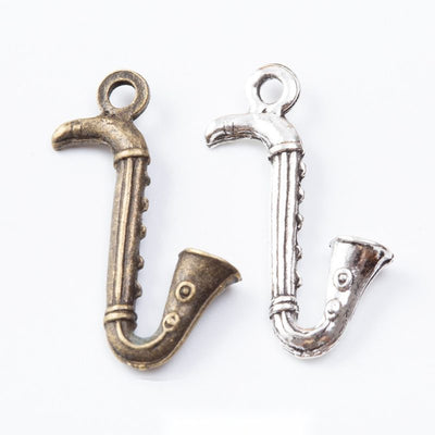Finish comparison of 萨克斯管 charm on a white background