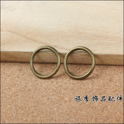 Finish comparison of 圆形金属连接环 on a white background